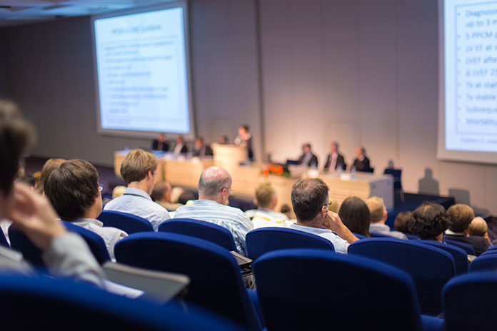 Sala konferencyjna na multimedialną konferencję nad morzem w województwie pomorskim